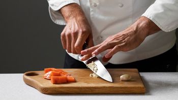 Cuánto cobran los cocineros y el personal de tareas específicas en julio 2025