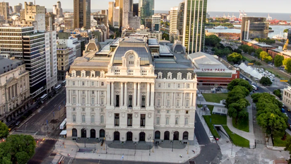 Descubrieron a un empleado espiando a nenas en el Palacio Libertad: murió tras tirarse por una ventana