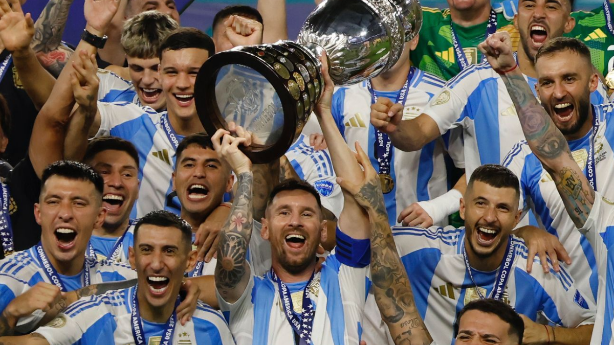 En las imágenes que componen la muestra “Instantáneas de gloria” el tiempo se detiene y el fútbol se convierte en memoria.