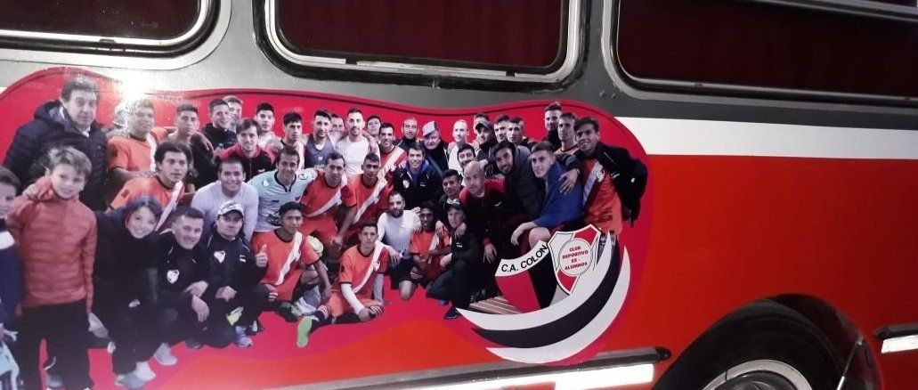 Así quedó el micro de exalumnos, agradeciendo a Colón