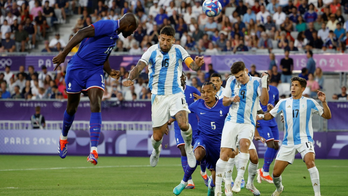Mateta tomó ventaja en la carrera y anticipó a Otamendi en el primer gol del partido.