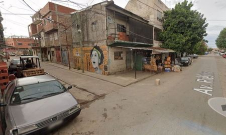 La familia fue sorprendida en la intersección de las calles Riestra y Pasaje Mercosur del barrio 1-11-14 del Bajo Flores porteño. La familia fue sorprendida en la intersección de las calles Riestra y Pasaje Mercosur del barrio 1-11-14 del Bajo Flores porteño.