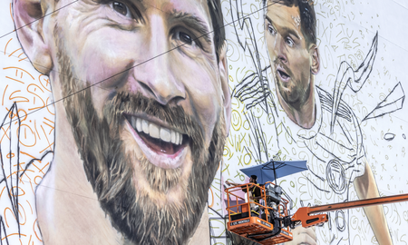 Ignacio Bagnasco pinta el mural de Messi en el barrio de Wynwood. Foto: EFE Ignacio Bagnasco pinta el mural de Messi en el barrio de Wynwood. Foto: EFE
