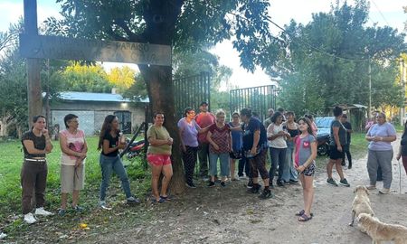 Vecinos de Paraje La Boca enfrentan complicaciones a diario y expresaron su reclamo ante el móvil de AIRE. Vecinos de Paraje La Boca enfrentan complicaciones a diario y expresaron su reclamo ante el móvil de AIRE.