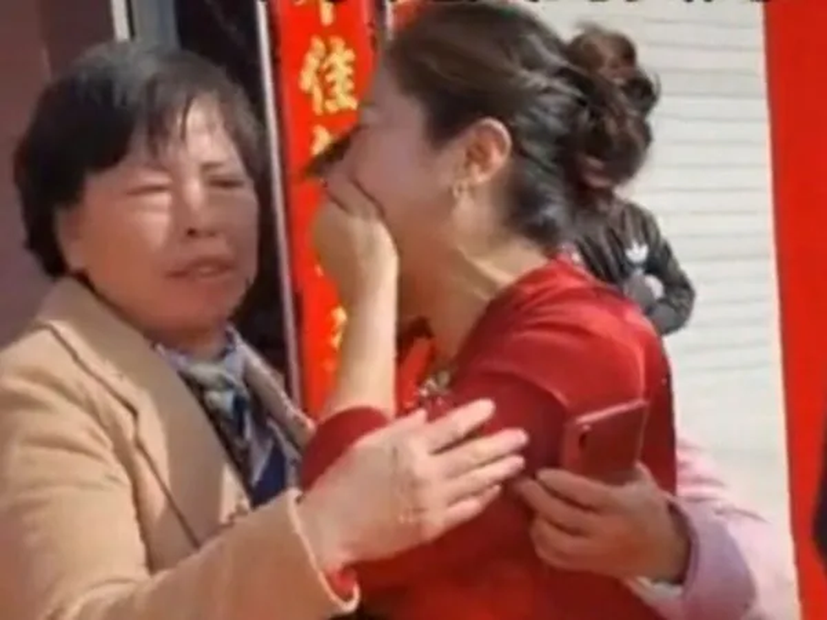 La "suegra" notó una marca de nacimiento en la mano de su nueva nuera, que era similar a la de la mano de su hija perdida. La "suegra" notó una marca de nacimiento en la mano de su nueva nuera, que era similar a la de la mano de su hija perdida.