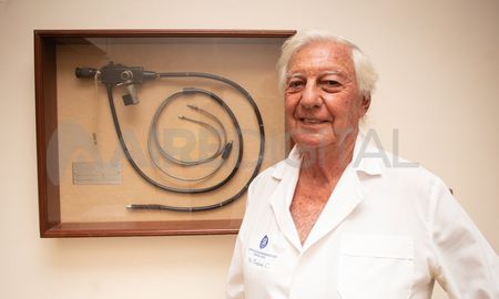 El Dr. César Bonfanti posa junto al primer endoscopio que se utilizó en Santa Fe (un Acmi F-8). Lo compró en 1977.