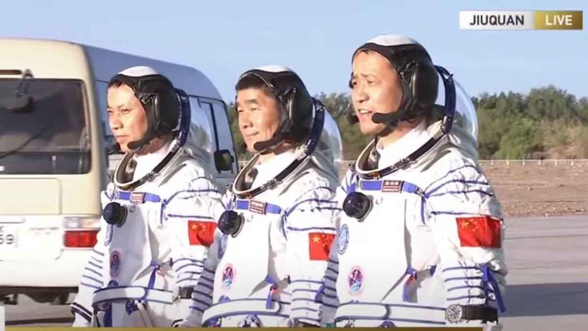 Lo tres hombres partieron este jueves a bordo de la nave Shenzhu-12, propulsada por un cohete Larga Marcha-2F.