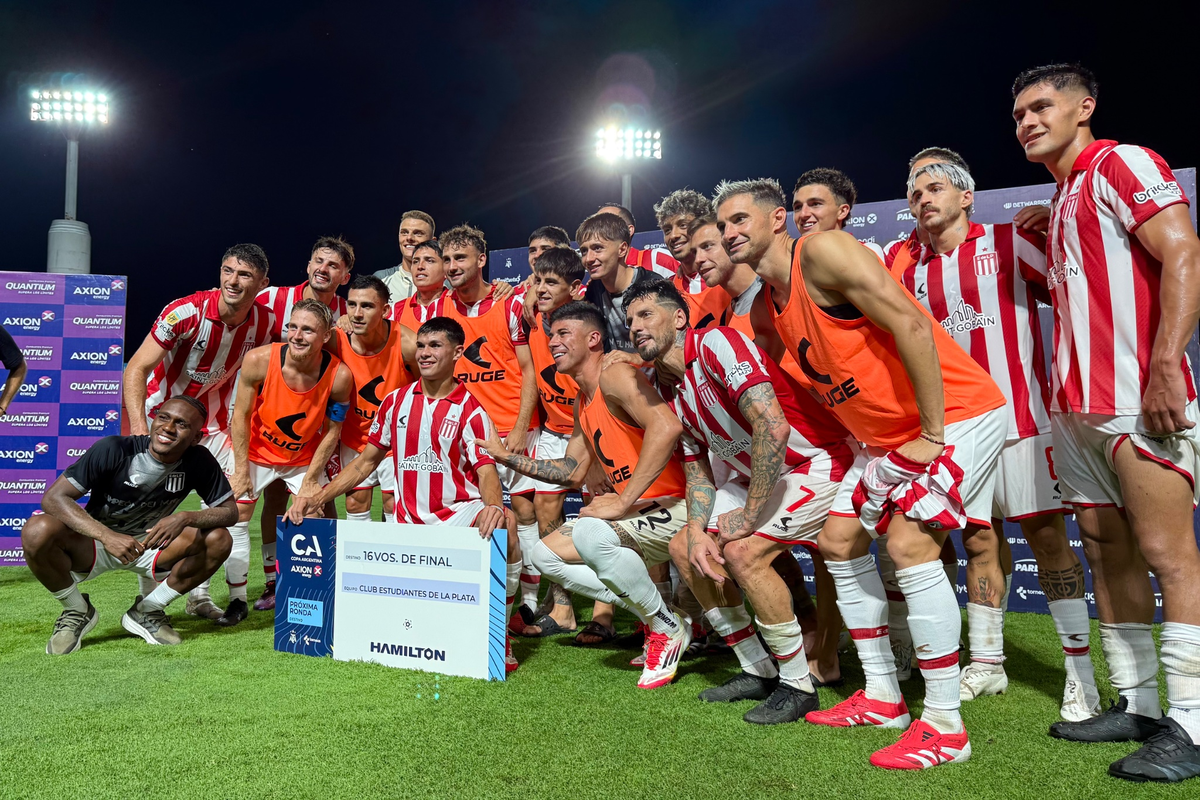 La foto de Estudiantes de La Plata tras gana por Copa Argentina en Santa Fe. La foto de Estudiantes de La Plata tras gana por Copa Argentina en Santa Fe.