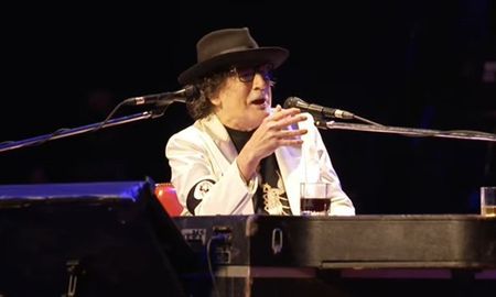 Vestido de blanco, con brazalete y sombrero negros y una remera con un escorpión en su pecho, el gran rockstar argentino apareció sin aviso previo para cantar un rabioso Cerca de la revolución, donde estuvo acompañado por Fito Páez en teclados, Hilda Lizarazu y Rosario Ortega en coros y una banda con el Zorrito Von Quintiero, Fernando Samalea y Fernando Kabusaki. Vestido de blanco, con brazalete y sombrero negros y una remera con un escorpión en su pecho, el gran rockstar argentino apareció sin aviso previo para cantar un rabioso Cerca de la revolución, donde estuvo acompañado por Fito Páez en teclados, Hilda Lizarazu y Rosario Ortega en coros y una banda con el Zorrito Von Quintiero, Fernando Samalea y Fernando Kabusaki.