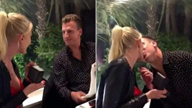 Maxi López le propuso casamiento a su novia.