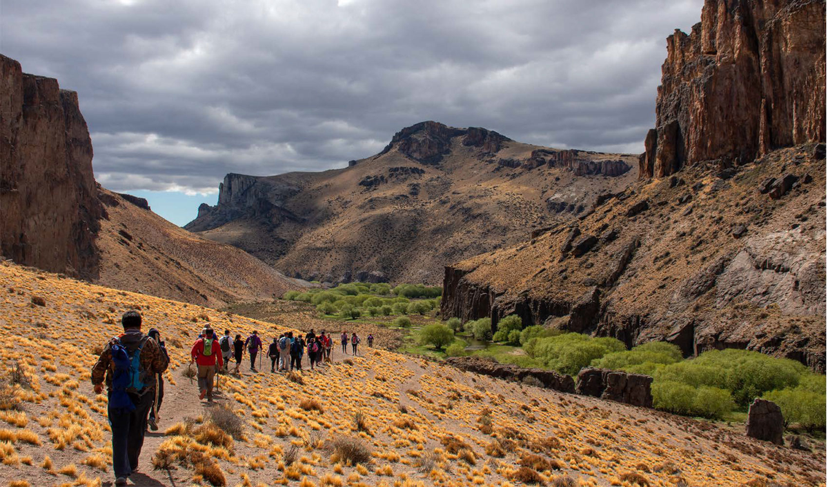 Guías de naturaleza ofrecen sus servicios para experimentar la belleza natural del Parque Patagonia a través del senderismo y el avistamiento de fauna nativa. Foto: Christian Emmer.  