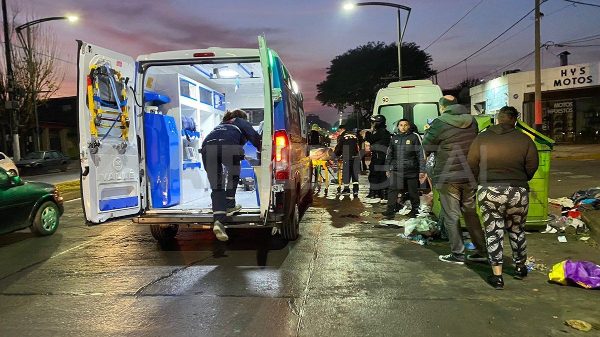 La víctima quedó inconsciente en el suelo y fue asistida por personas que pasaban por el lugar.