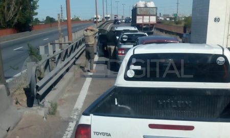 Cansados de los colapsos por accidentes, vecinos de Colastiné Norte piden soluciones para la Ruta Nacional 168. Cansados de los colapsos por accidentes, vecinos de Colastiné Norte piden soluciones para la Ruta Nacional 168.