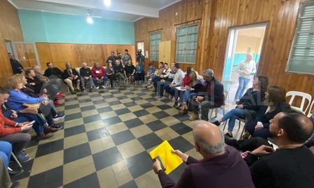 La reunión de vecinos de barrio Mayoraz y Belgrano con el Ministerio de Seguridad se realizó en el Colegio Verna.