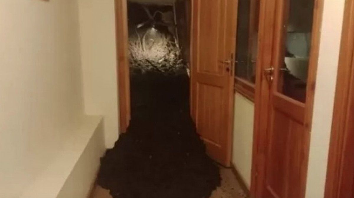 El deslave sorprendió a turistas que descansaban en el complejo Villa Huinid.