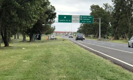Autopista Rosario - Santa Fe: la garita policial está a tres kilómetros del lugar donde asaltaron a los camioneros Autopista Rosario - Santa Fe: la garita policial está a tres kilómetros del lugar donde asaltaron a los camioneros