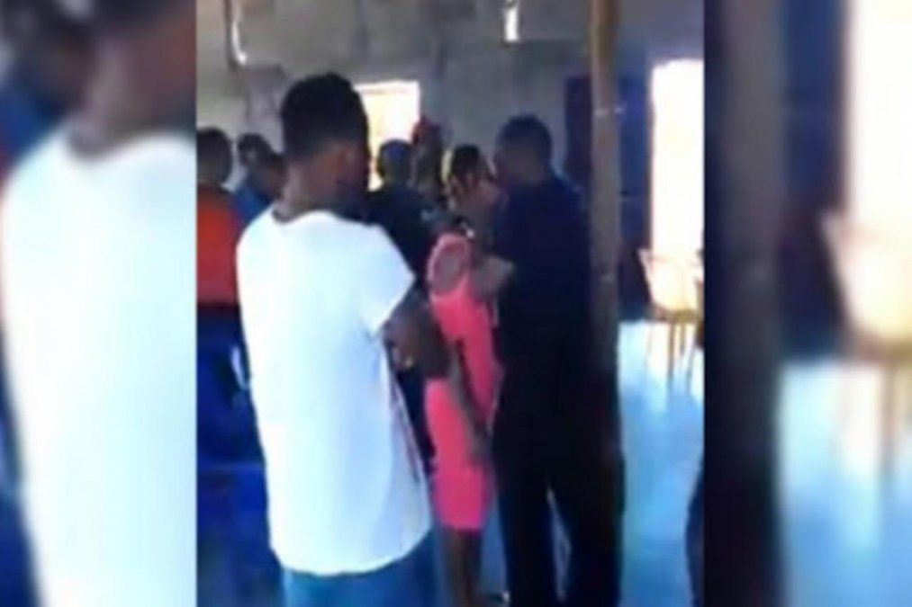 Un pastor le saca los demonios a sus creyentes con besos y se volvió viral en redes.