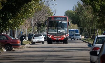 Las ciudades que gestionan sus servicios de colectivos urbanos, como Santa Fe, vivieron como una señal alentadora el posible aumento de los subsidios. Pero ahora el tema quedó en una nebulosa. Las ciudades que gestionan sus servicios de colectivos urbanos, como Santa Fe, vivieron como una señal alentadora el posible aumento de los subsidios. Pero ahora el tema quedó en una nebulosa.
