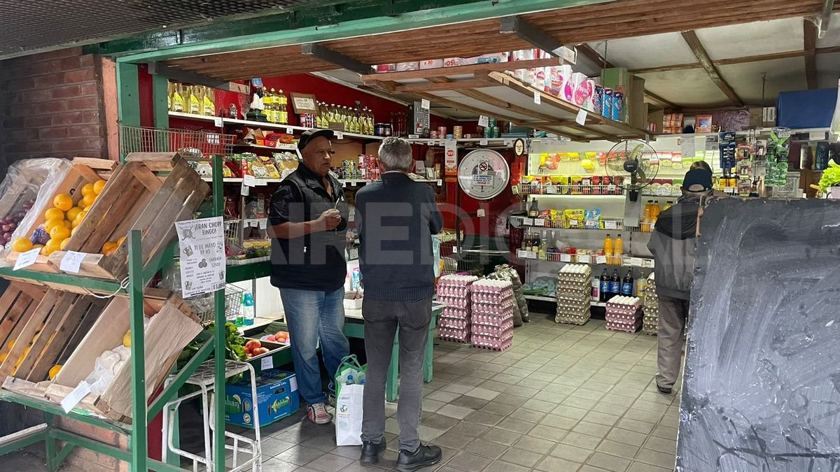 El 10 de abril de 2024, Hugo Schnell fue atacado a puñaladas en su verdulería de barrio Guadalupe. El 10 de abril de 2024, Hugo Schnell fue atacado a puñaladas en su verdulería de barrio Guadalupe.