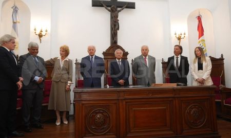 La ceremonia está presidida por el actual presidente de la Corte, Roberto Falistocco, acompañado por los ministros Rafael Gutiérrez, Eduardo Spuler, Daniel Erbetta y María Angélica Gastaldi. La ceremonia está presidida por el actual presidente de la Corte, Roberto Falistocco, acompañado por los ministros Rafael Gutiérrez, Eduardo Spuler, Daniel Erbetta y María Angélica Gastaldi.