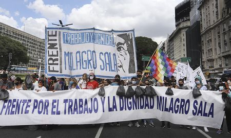 El kirchnerismo realiza una movilización al Palacio de Justicia pare exigir la liberación de la líder de la Tupac Amaru, Milagro Sala, que cumple cinco años detenida en Jujuy. El kirchnerismo realiza una movilización al Palacio de Justicia pare exigir la liberación de la líder de la Tupac Amaru, Milagro Sala, que cumple cinco años detenida en Jujuy.