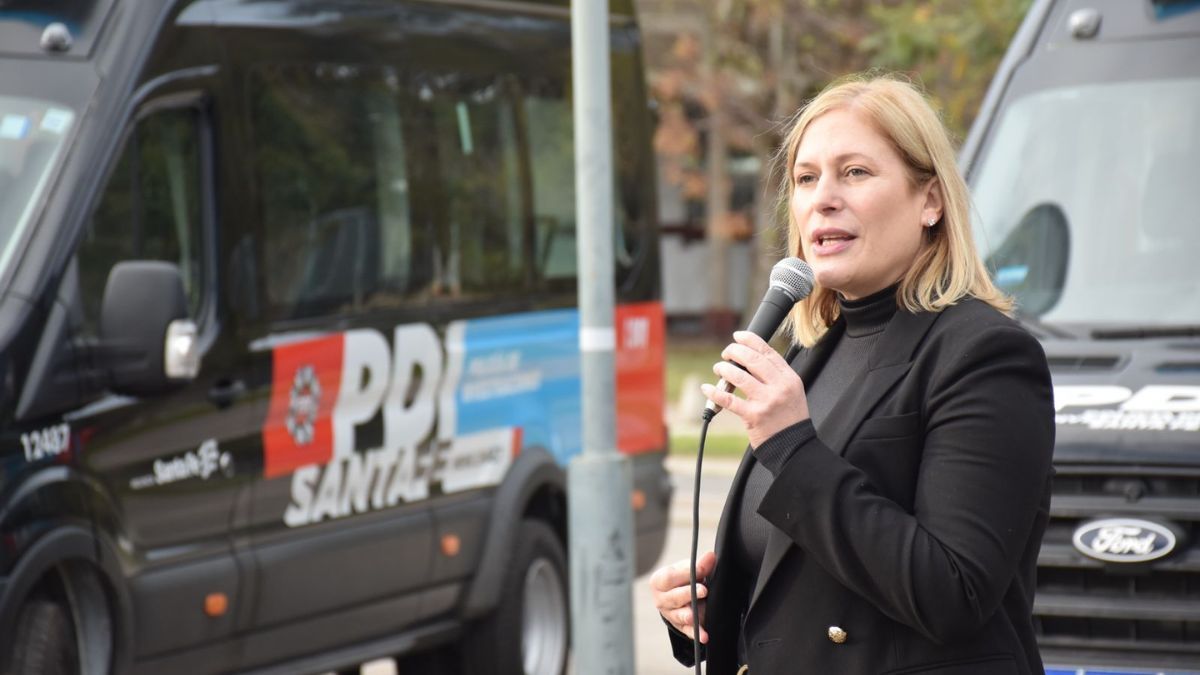Se entregaron cinco minibuses Ford Transit adaptados y equipados para la Policía de Investigaciones (PDI).