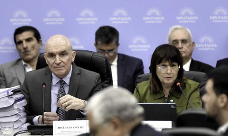 La ministra de Seguridad defendió al diputado tras exigirle mayor claridad, luego de ser señalado por los vínculos con el empresario Fred Machado. La ministra de Seguridad defendió al diputado tras exigirle mayor claridad, luego de ser señalado por los vínculos con el empresario Fred Machado.