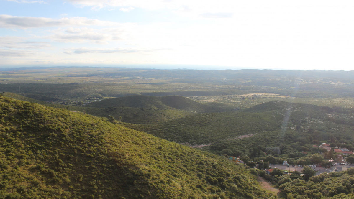 A los alrededores de Los Cocos se pueden recorrer los cerros El Camello y Cabeza de Soldado. A los alrededores de Los Cocos se pueden recorrer los cerros El Camello y Cabeza de Soldado.