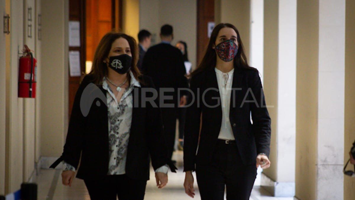La fiscal Bárbara Ilera (der) interviene en la causa contra la empleada doméstica extorsionadora en Santa Fe.