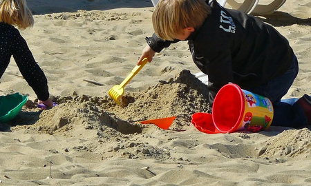 Un nene de 11 años murió aplastado por un castillo de arena mientras jugaba en una playa de Chile
