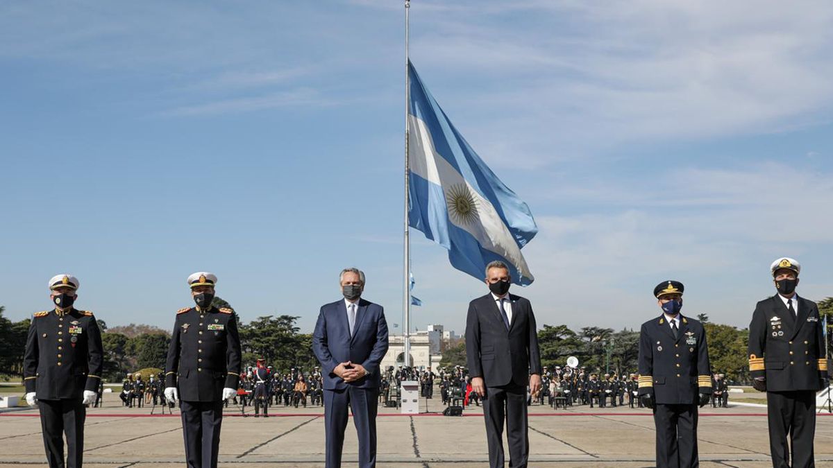 Fern&aacute;ndez estuvo acompa&ntilde;ado por el ministro de Defensa, Agust&iacute;n Rossi, y los jefes del Estado Mayor Conjunto, general de Divisi&oacute;n Juan Mart&iacute;n Paleo; del Ej&eacute;rcito, general de Divisi&oacute;n Agust&iacute;n Humberto Cejas; de la Armada, vicealmirante Julio Horacio Guardia; y de la Fuerza A&eacute;rea, brigadier Mayor Xavier Juli&aacute;n Isaac.