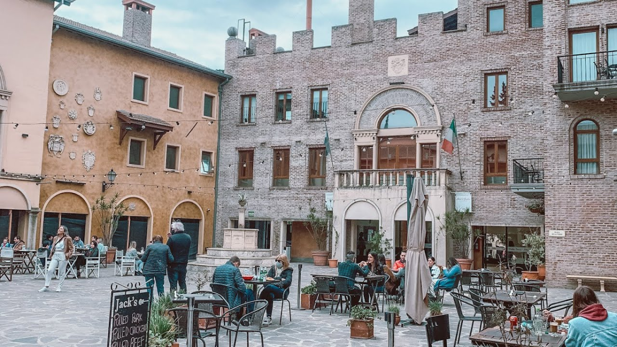 El complejo ofrece alojamiento con acceso a pileta, spa y vistas directas a las torres del “pueblo italiano”. El complejo ofrece alojamiento con acceso a pileta, spa y vistas directas a las torres del “pueblo italiano”.