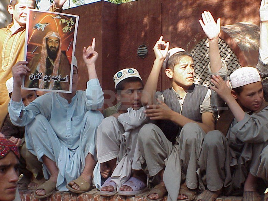 Los niños y la imagen de Ben Laden, en pleno 2001.