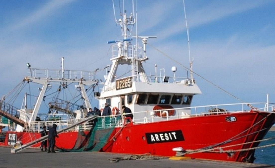 Santa Cruz: un barco pesquero con 29 tripulantes con coronavirus está anclado en Puerto Deseado
