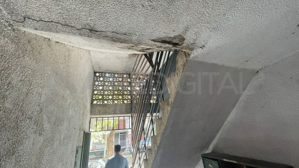 Las escaleras de los monoblocks también presentan severos daños.