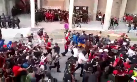 Antes del partido entre Colón y Peñarol, hubo enfrentamientos entre la Policía y una facción de la barrabrava. Antes del partido entre Colón y Peñarol, hubo enfrentamientos entre la Policía y una facción de la barrabrava.