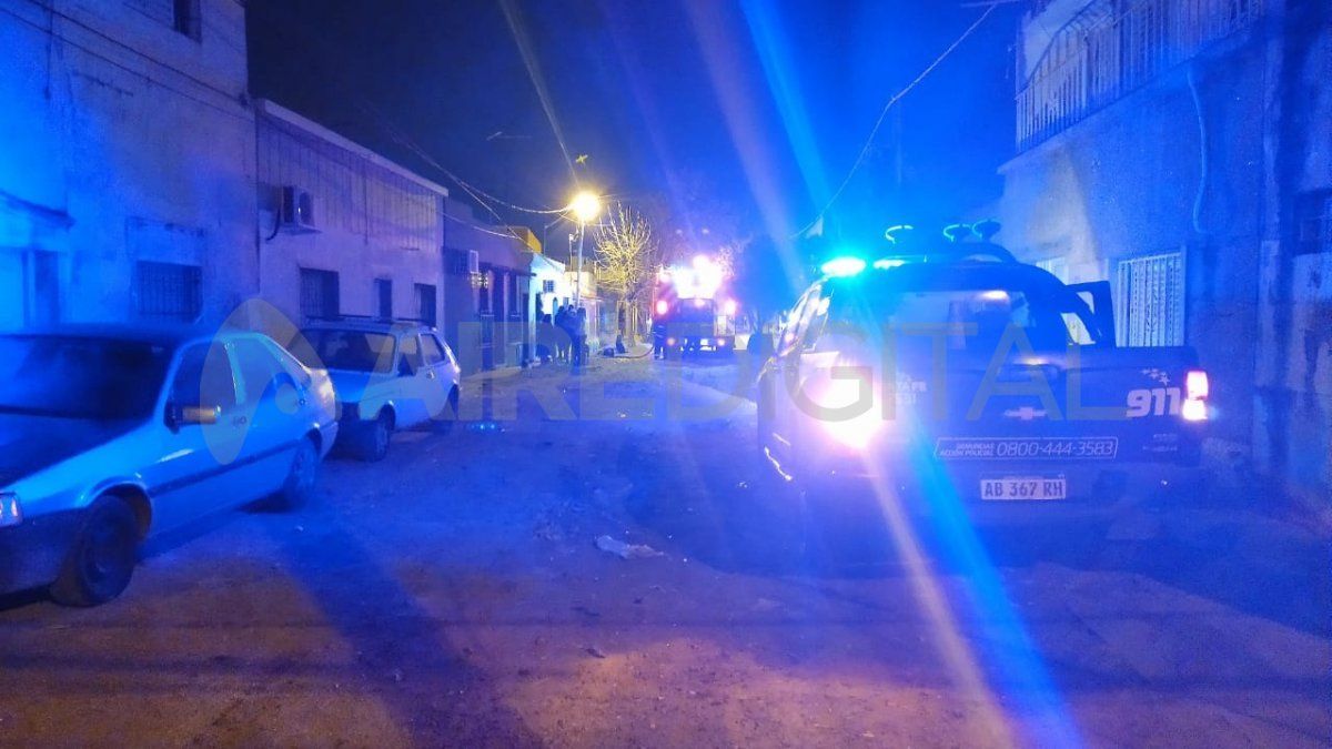 Una camioneta de la central de emergencias 911 y una camioneta de los Bomberos Zapadores frente a la casa en la que se desató el incendio.