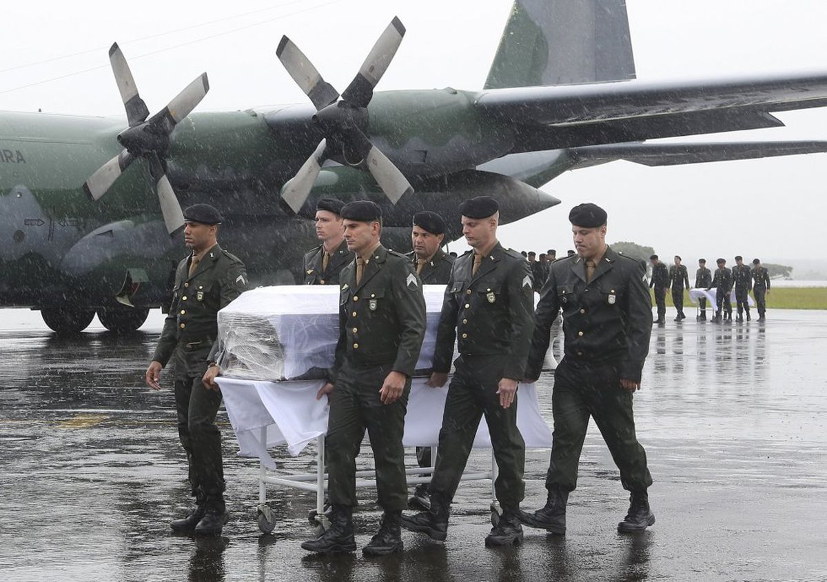 El sábado 3 de diciembre, por la mañana, los restos de 50 de los 71 fallecidos, arribaron al aeropuerto de Chapecó provenientes de Medellín, transportados por dos Hércules C-130 de la Fuerza Aérea Brasilera, y fueron recibidos con honores militares y la presencia del por entonces presidente del país, Michel Temer, y el embajador de Colombia, Alejandro Borda.