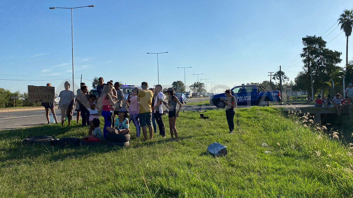 Mujeres y niños de barrio Los Hornos de la ciudad de Santo Tomé se manifiestan a la vera de la autovía 19 en reclamo de medidas de seguridad. Mujeres y niños de barrio Los Hornos de la ciudad de Santo Tomé se manifiestan a la vera de la autovía 19 en reclamo de medidas de seguridad.