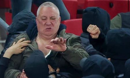 El West Ham de Inglaterra llevará a la final de la Conference League al hincha que defendió a familiares de los jugadores de la barra del AZ Alkmaar. El West Ham de Inglaterra llevará a la final de la Conference League al hincha que defendió a familiares de los jugadores de la barra del AZ Alkmaar.