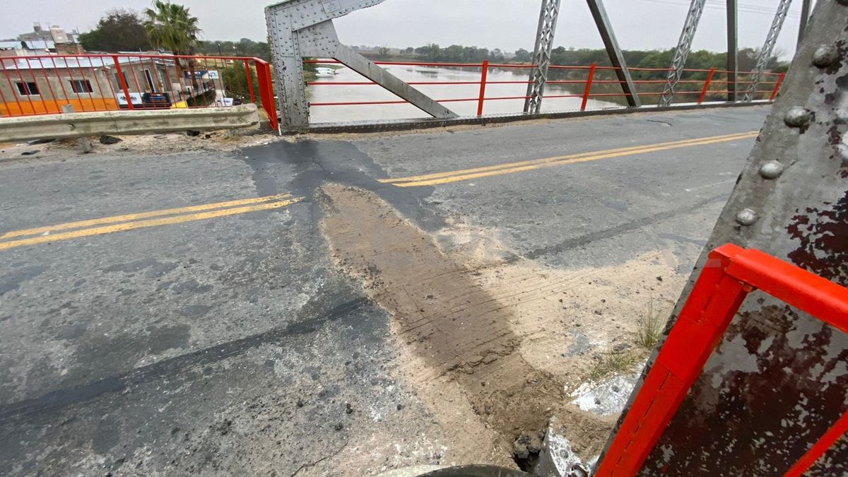 Puente de hierro: los automovilistas reclaman la reparación definitiva de un pozo que vuelve a aparecer.