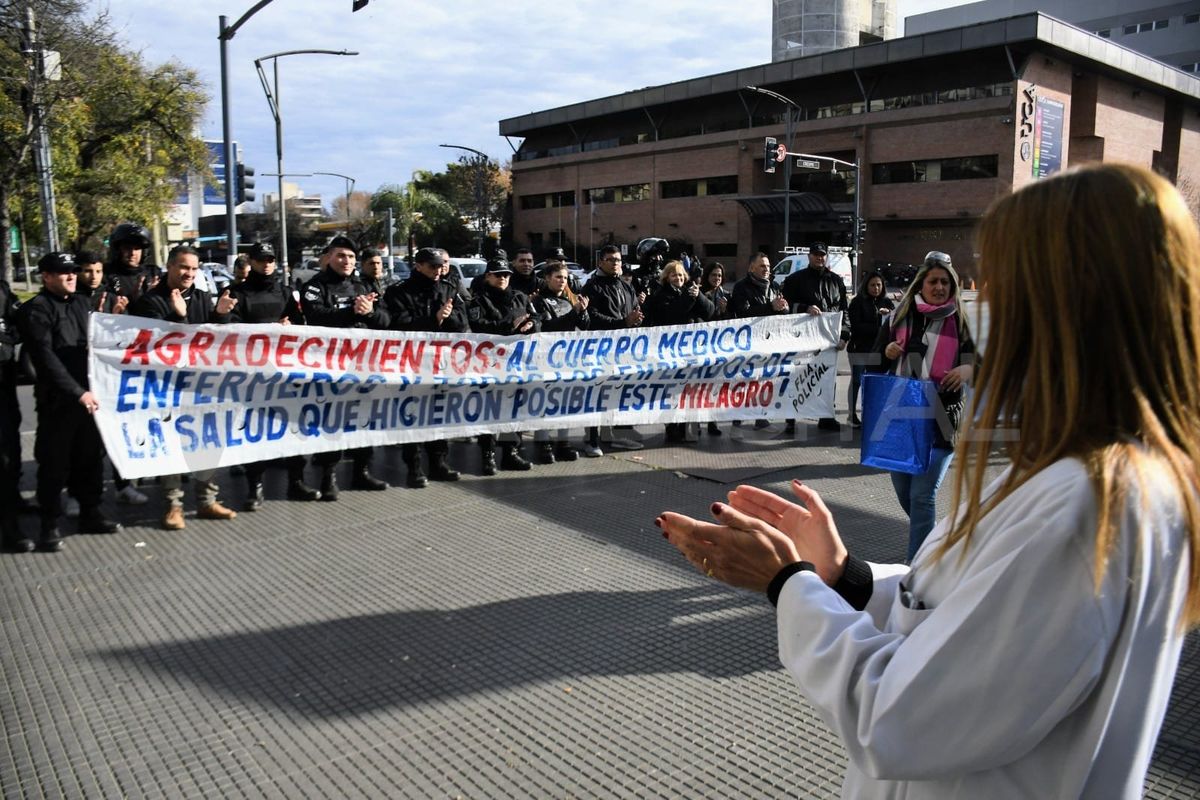 El 8 de julio, familiares de Gabriel Sanabria y sus compañeros de la Policía de Santa Fe realizaron un homenaje al personal del Heca en reconocimiento a la tarea médica que permitió salvar la vida del agente.