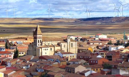 Paredes de Nava, la localidad de Castilla y León que hoy late al ritmo de Santa Fe gracias a un exitoso programa de repoblación.