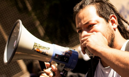 Se hizo conocido como El hombre del mortero durante las protestas frente al Congreso en 2017 por la nueva ley de movilidad jubilatoria. Sebastián Romero será precandidato a senador nacional por el Frente de Izquierda y de los Trabajadores (FIT) en Santa Fe. Se hizo conocido como El hombre del mortero durante las protestas frente al Congreso en 2017 por la nueva ley de movilidad jubilatoria. Sebastián Romero será precandidato a senador nacional por el Frente de Izquierda y de los Trabajadores (FIT) en Santa Fe.