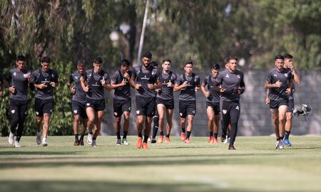 Julio Falcioni probó el primer once titular de Independiente antes de los amistosos de la próxima semana. Julio Falcioni probó el primer once titular de Independiente antes de los amistosos de la próxima semana.