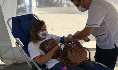 La iniciativa consiste en el análisis del desarrollo de anticuerpos en cerca de 1.000 voluntarios de la población que recibe la vacuna. La iniciativa consiste en el análisis del desarrollo de anticuerpos en cerca de 1.000 voluntarios de la población que recibe la vacuna.