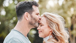 El beso en la frente, cuando proviene de tu pareja, transmite amor, protección y una sensación única de ser la persona más importante en su vida.