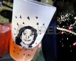 En los vasos que se repartieron en la fiesta, está el rostro del Pájaro Cantero, el histórico líder de Los Monos asesinado en el 2013. En los vasos que se repartieron en la fiesta, está el rostro del Pájaro Cantero, el histórico líder de Los Monos asesinado en el 2013.