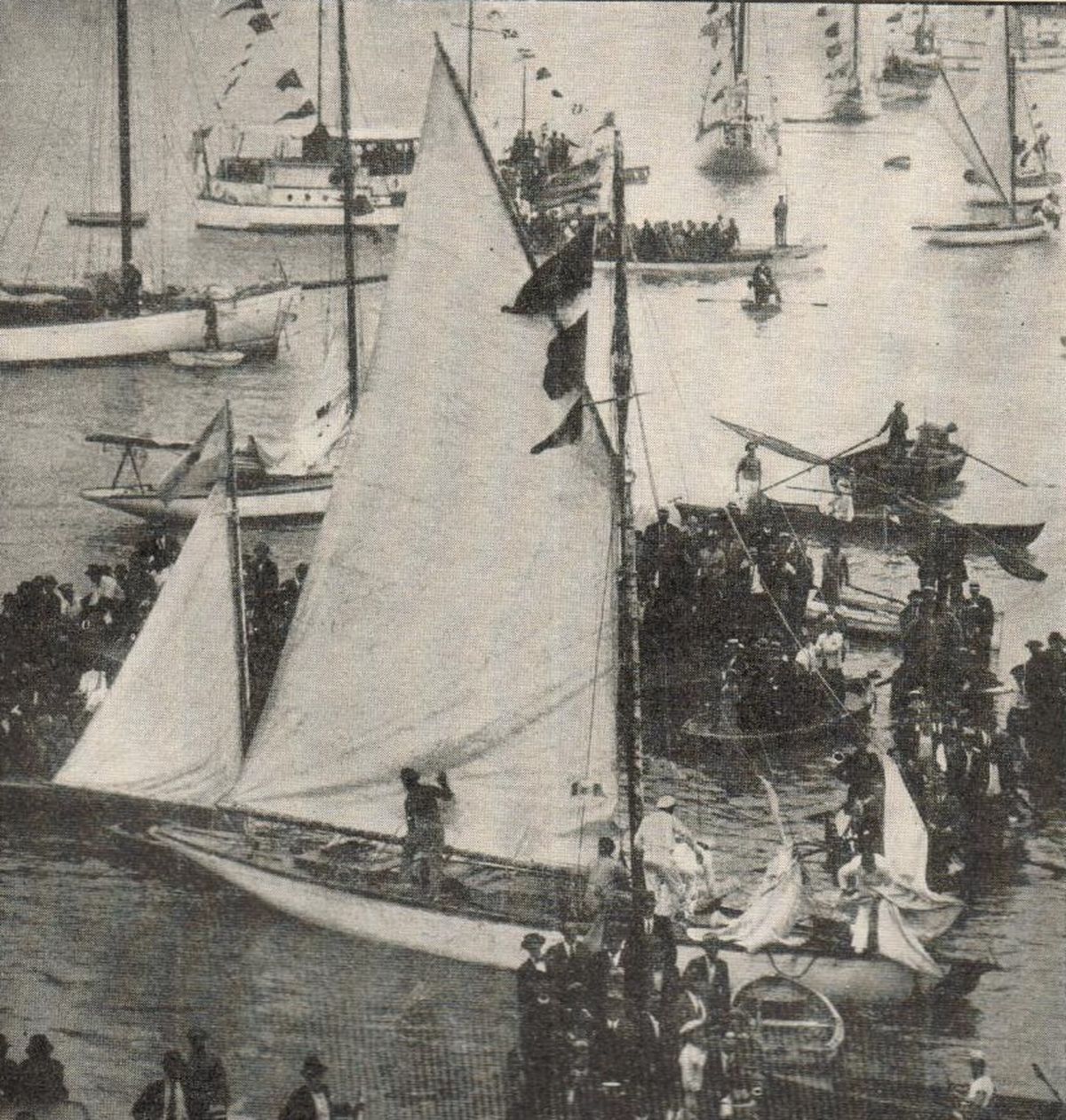 El 13 de abril de 1932, después de 121 días de navegación a bordo del Legh I y tras recorrer 7325 millas náuticas (13.565 kilómetros), una gran cantidad de público recibió a Vito Dumas en la dársena del Yacht Club Argentino por haber realizado el primer cruce del Atlántico.