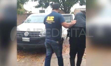 El momento en que los investigadores sacaban del domicilio al nuevo implicado que tiene el caso. El momento en que los investigadores sacaban del domicilio al nuevo implicado que tiene el caso.